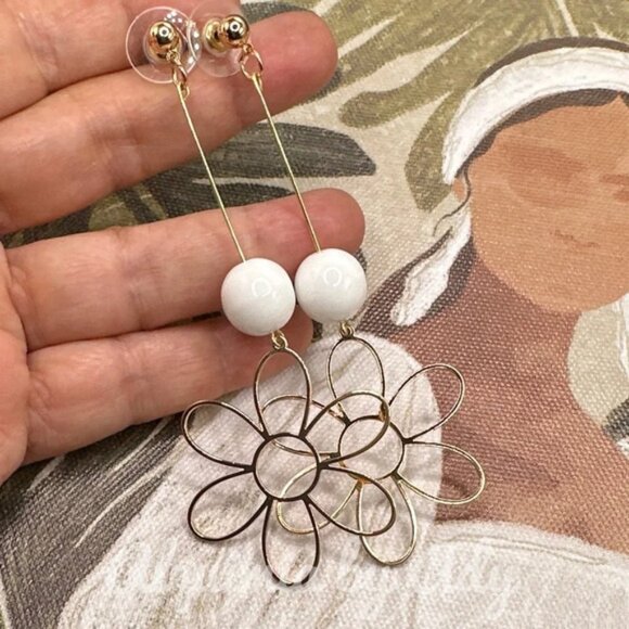 Alquimia Gold and White Floral Earrings - Picture 1 of 1